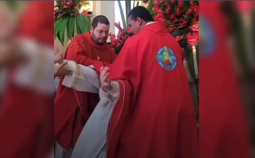 Bispo de Penedo teve convulsão durante festividade religiosa