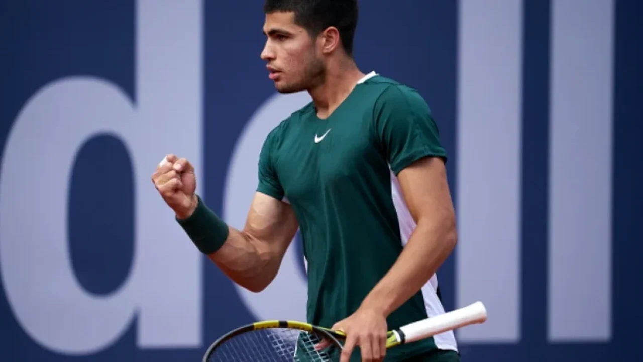 Alcaraz aumenta freguesia contra Tsitsipas e é bicampeão em Barcelona sem sets perdidos