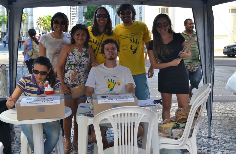 Um das equipes realizadoras do plebicisto no calçadão de Aracaju Fotos: Miza Tâmara