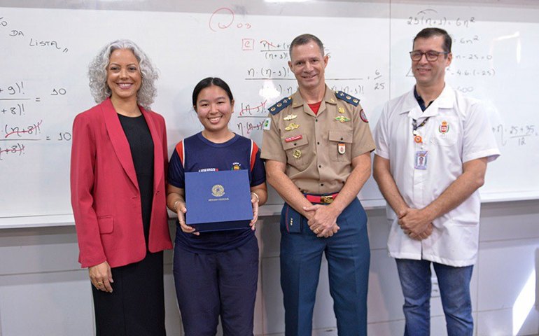 Vencedora do Jovem Senador no DF é anunciada com surpresa em escola