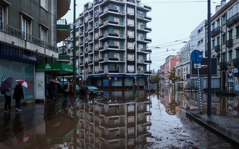 Tempestade provoca inundações em Portugal e Lisboa fica embaixo d’água