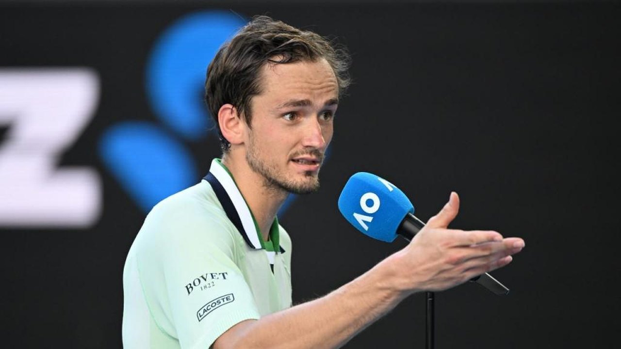 Medvedev vence Tsitsipas e defende título do ATP 500 de Viena diante de Sinner