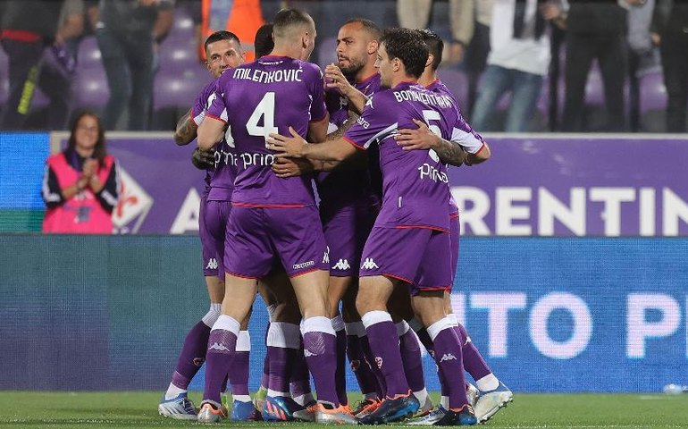 Em 11 minutos, Fiorentina faz dois gols e derrota a Roma no Campeonato Italiano