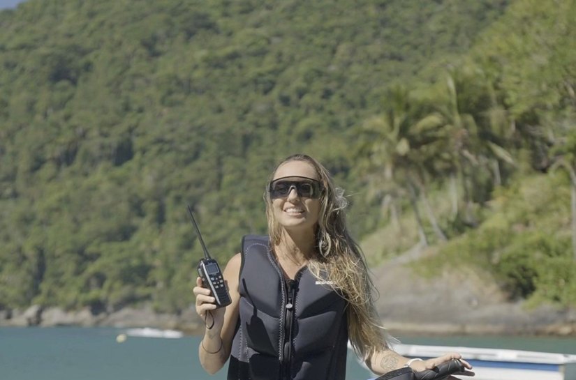 Após caso de sobrevivente encontrada à deriva no mar, especialista reforça importância do rádio VHF em motos aquáticas