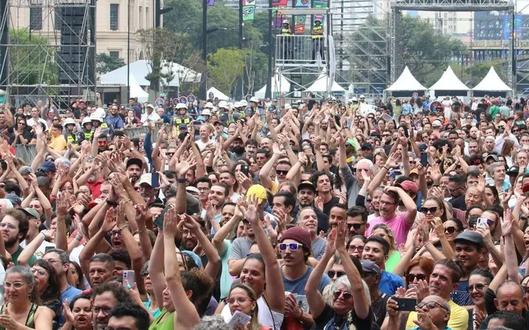 Virada começa atrasada e esvaziada