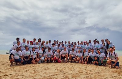 Mutirão de limpeza retira mais de 142 kg de resíduos sólidos de praia em Japaratinga