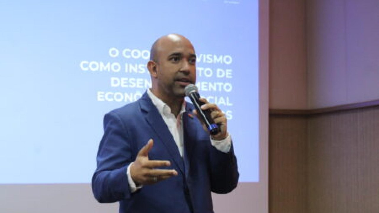 Secretaria de Desevolvimento lança cartilha sobre cooperativismo e economia solidária durante congresso de municípios