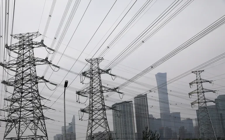 Reforma Tributária pode elevar conta de luz para famílias de baixa renda. Entenda