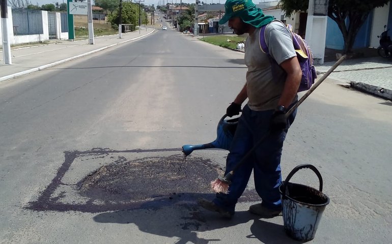 Operação Tapa-buracos beneficia centro e diversos bairros de Arapiraca