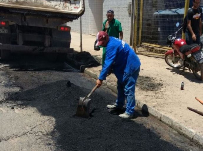 Prefeitura de Maceió executa serviços de recuperação de vias em bairros