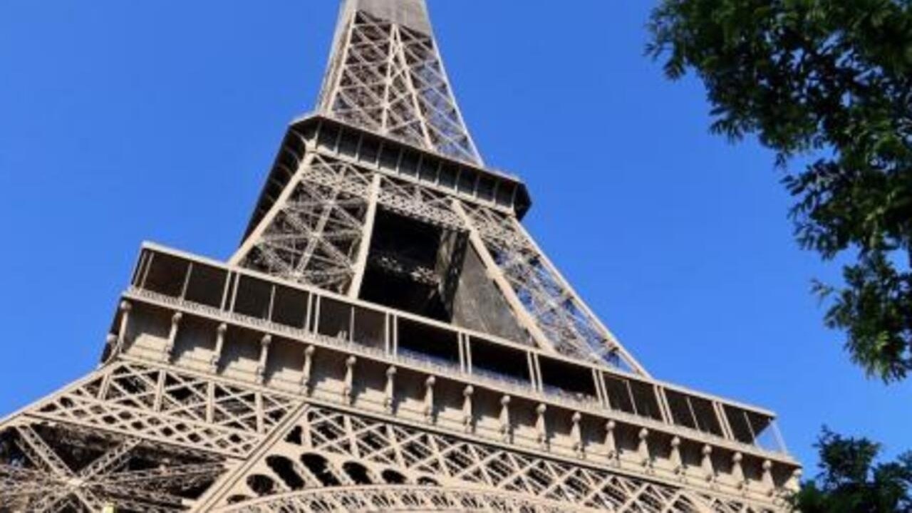 Homem é preso após escalar e saltar de paraquedas na Torre Eiffel