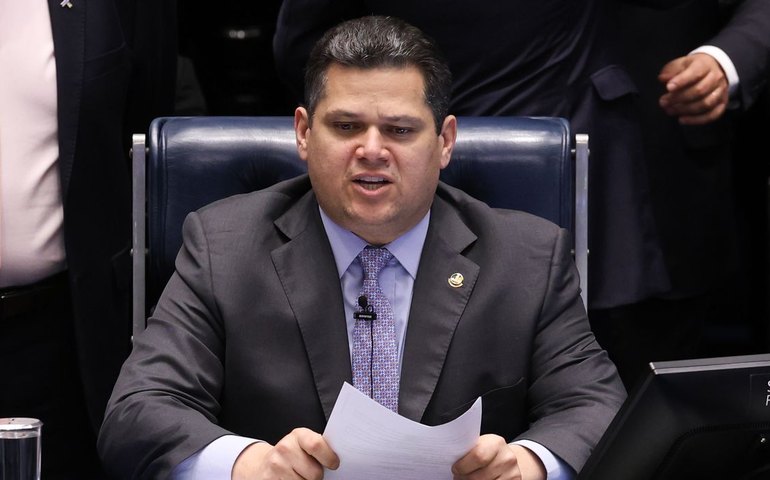 Alcolumbre cancela calendário para sabatina de Jorge Messias ao STF