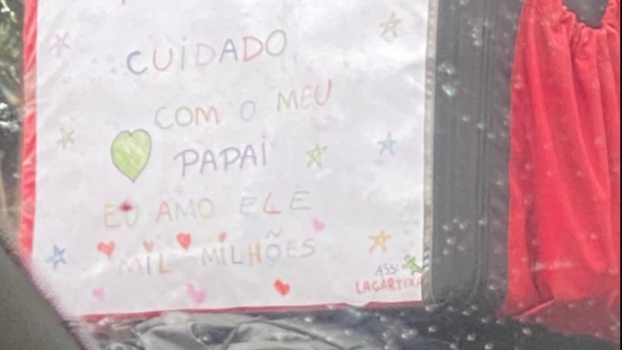 Motoboy que viralizou com recado fofo da filha na mochila é homenageado no 'Encontro'