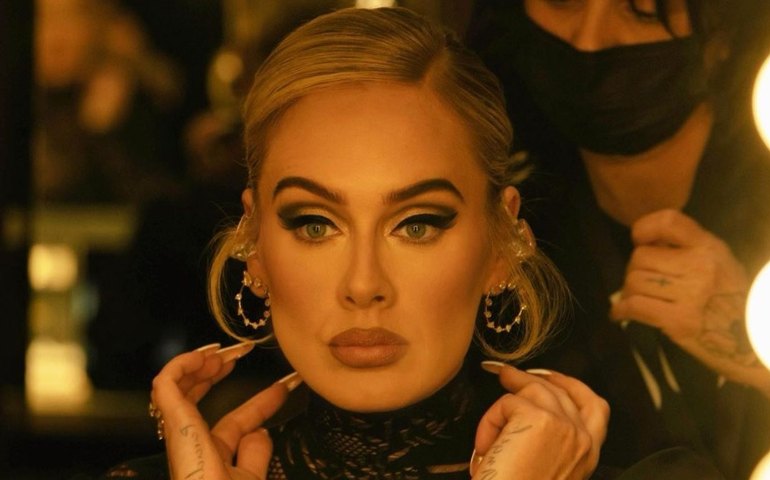 Adele faz apelo para que fãs parem de atirar objetos em shows