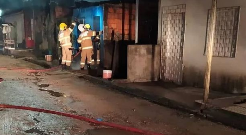 Residência fica destruída após ser atingida por incêndio em São Cristóvão / Foto: Foto: Divulgação/CBMSE
