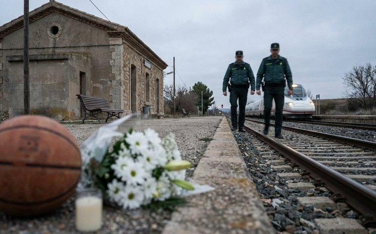 Jogador de basquete morre atropelado por trem a caminho do treino na Espanha