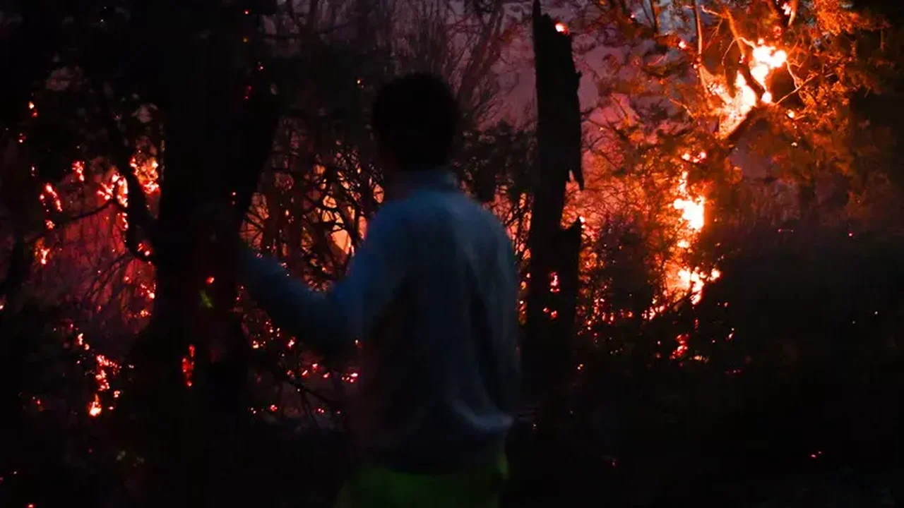 Helicóptero de combate a incêndios cai na Argentina e deixa 7 mortos