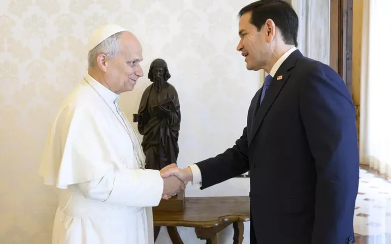 Papa presenteia Rubio com caneta feita a partir de 'árvore da paz'