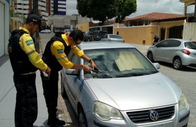 Fiscalização registra infrações de trânsito na orla de Maceió 