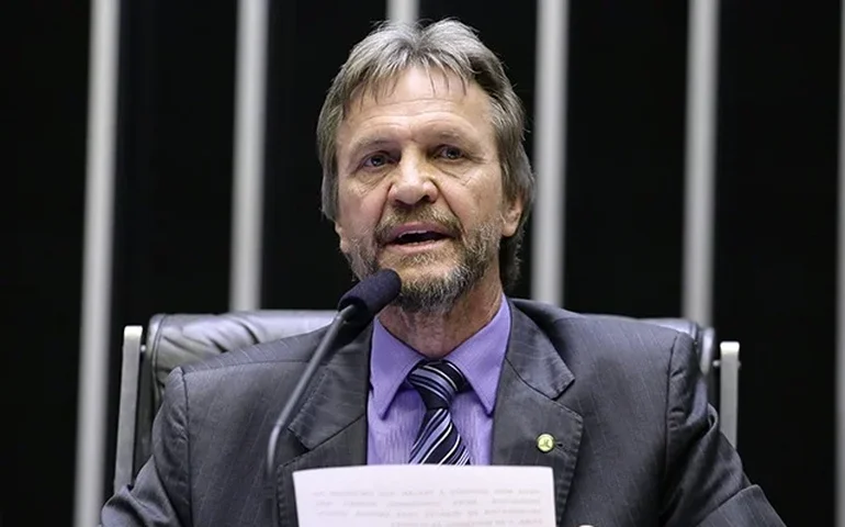 Entrevista: líder do PT diz que Hugo Motta terá que fazer campanha para Lula ‘se quiser se reeleger’