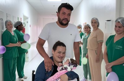 Bebê operada pelo Projeto Respirar e Serviço de Cardiopediatria da Sesau recebe alta