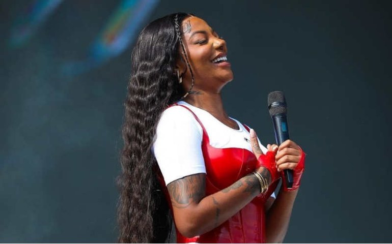 Lollapalooza 2023: Ludmilla faz público cantar pagode a plenos pulmões