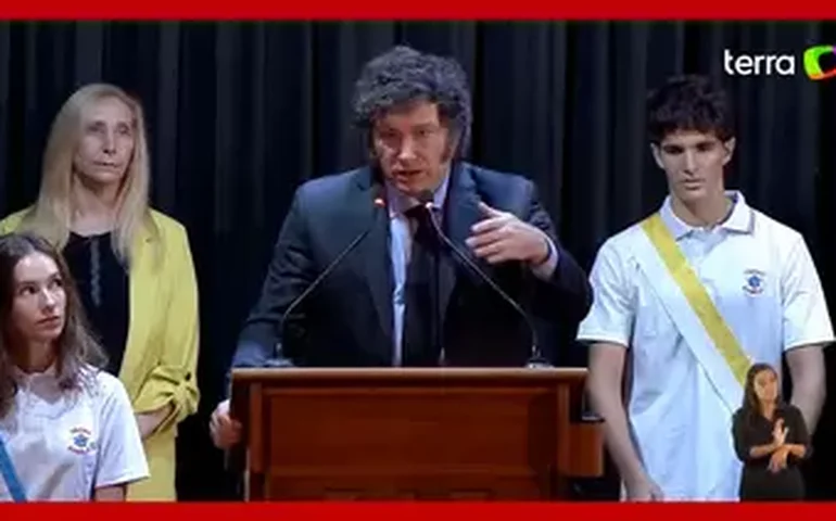Aluno desmaia enquanto Milei discursa em escola; 'mais um?', questiona presidente argentino