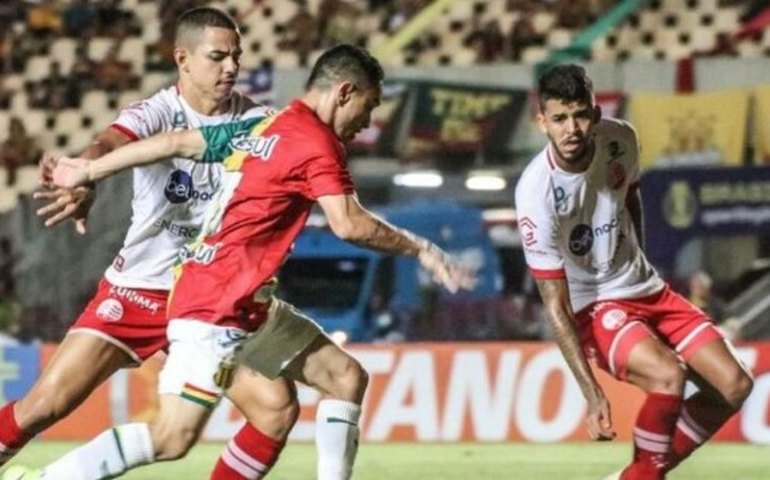 Sampaio Corrêa desencanta fora de casa na Série B em visita ao lanterna Náutico