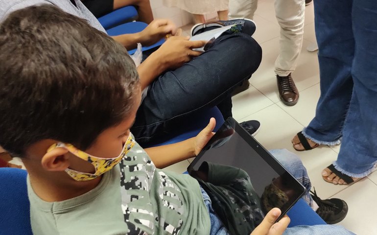 Crianças e adolescentes de unidades de acolhimento ganham tablets