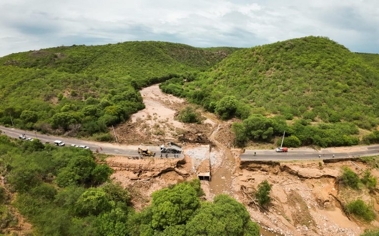 Piranhas: Força-tarefa trabalha para restabelecer fluxo no Centro Histórico e na AL-225 até sexta-feira