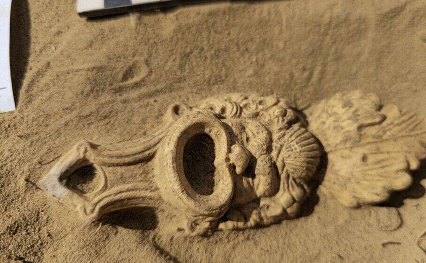 Lâmpada romana de 1.800 anos é descoberta intacta em antigo cemitério nos Países Baixos (FOTOS)