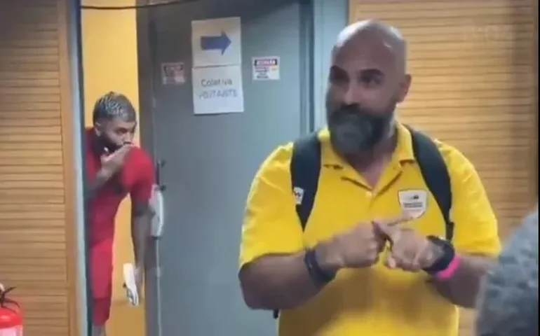 Gabigol 'invade' coletiva de Dorival Jr. e manda beijo para o treinador do São Paulo