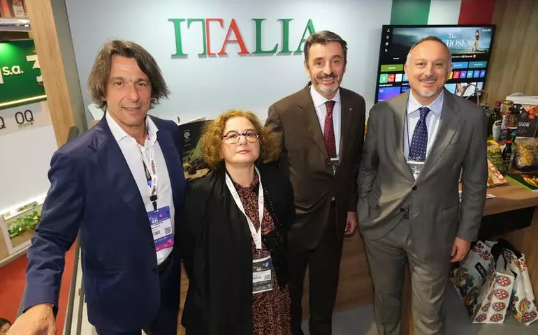 Embaixador da Itália visita pavilhão do país na Apas Show 2026