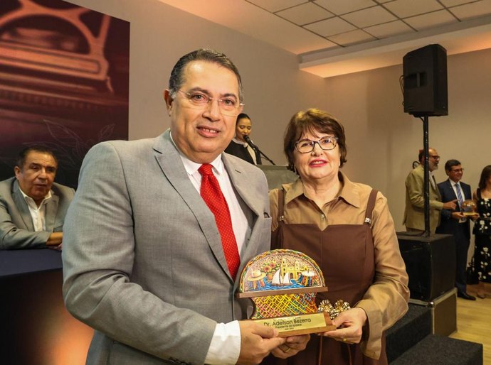 Destaque em saúde pública; Adeilson Bezerra recebe homenagem na 11ª edição do Prêmio Selma Britto