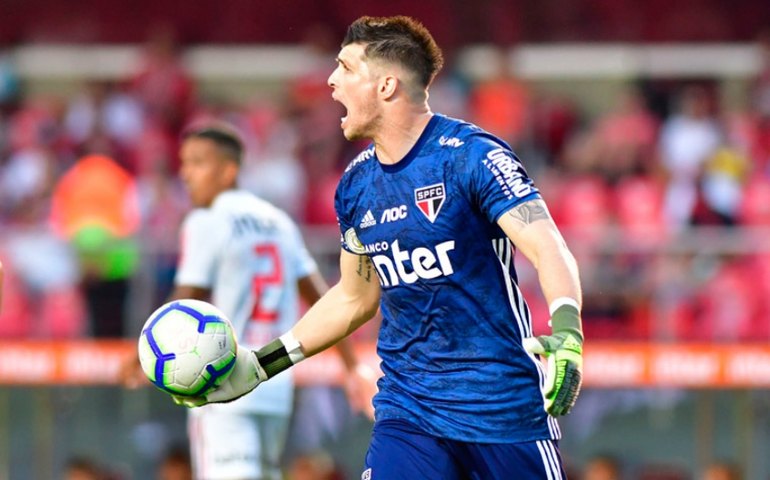 Aniversário de 30 anos do goleiro Tiago Volpi anima treinamento do São Paulo
