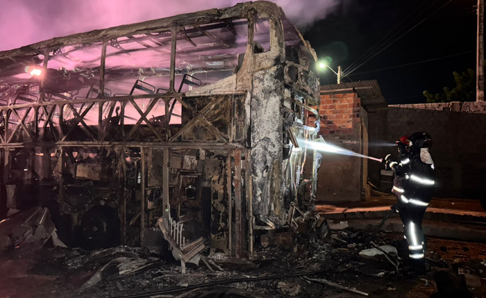 Corpo de Bombeiros atuou no combate ao incêndio que atingiu uma garagem de veículos no município de Igaci