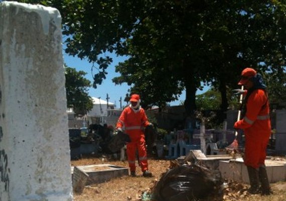 Maceió: Slum realiza limpeza em cemitérios públicos