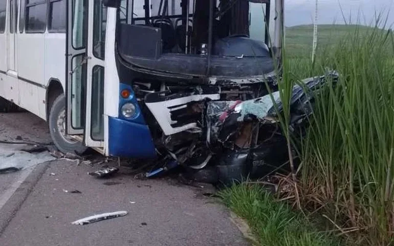 Tragédia na AL-105: Colisão frontal entre ônibus e carro deixa dois mortos em Porto Calvo