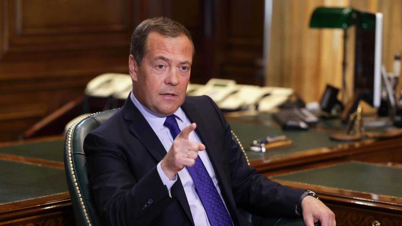 'Só falta erguer panteões para Hitler': Medvedev critica a glorificação de figuras nazistas na Ucrânia