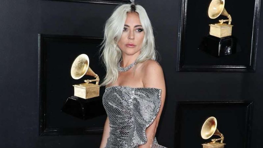 Lady Gaga pede perdão a namorado após mencionar ex durante comício de Joe Biden