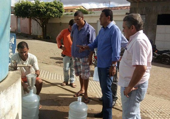 Prefeito Júlio Cezar e secretários visitam bairros de Palmeira onde poços artesianos foram reativados