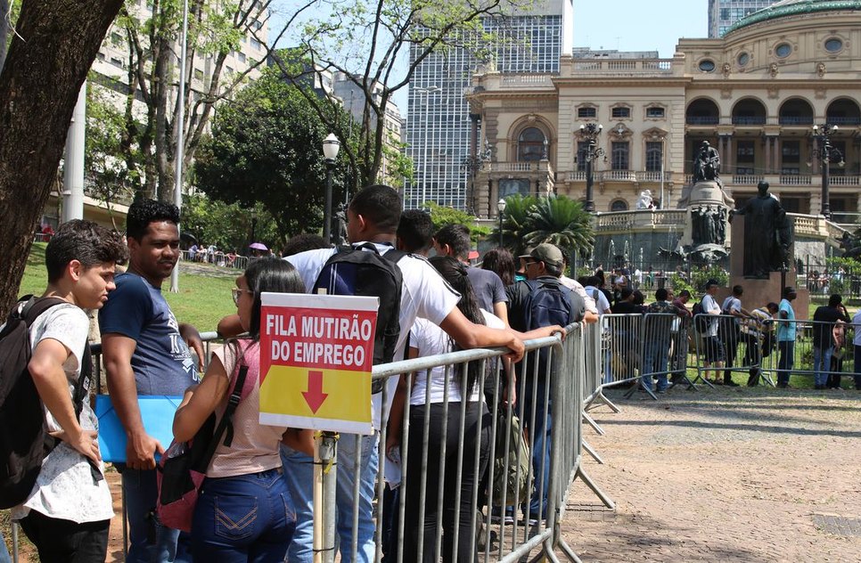 FILA EMPREGO / Foto: Rovena Rosa/Agência Brasil