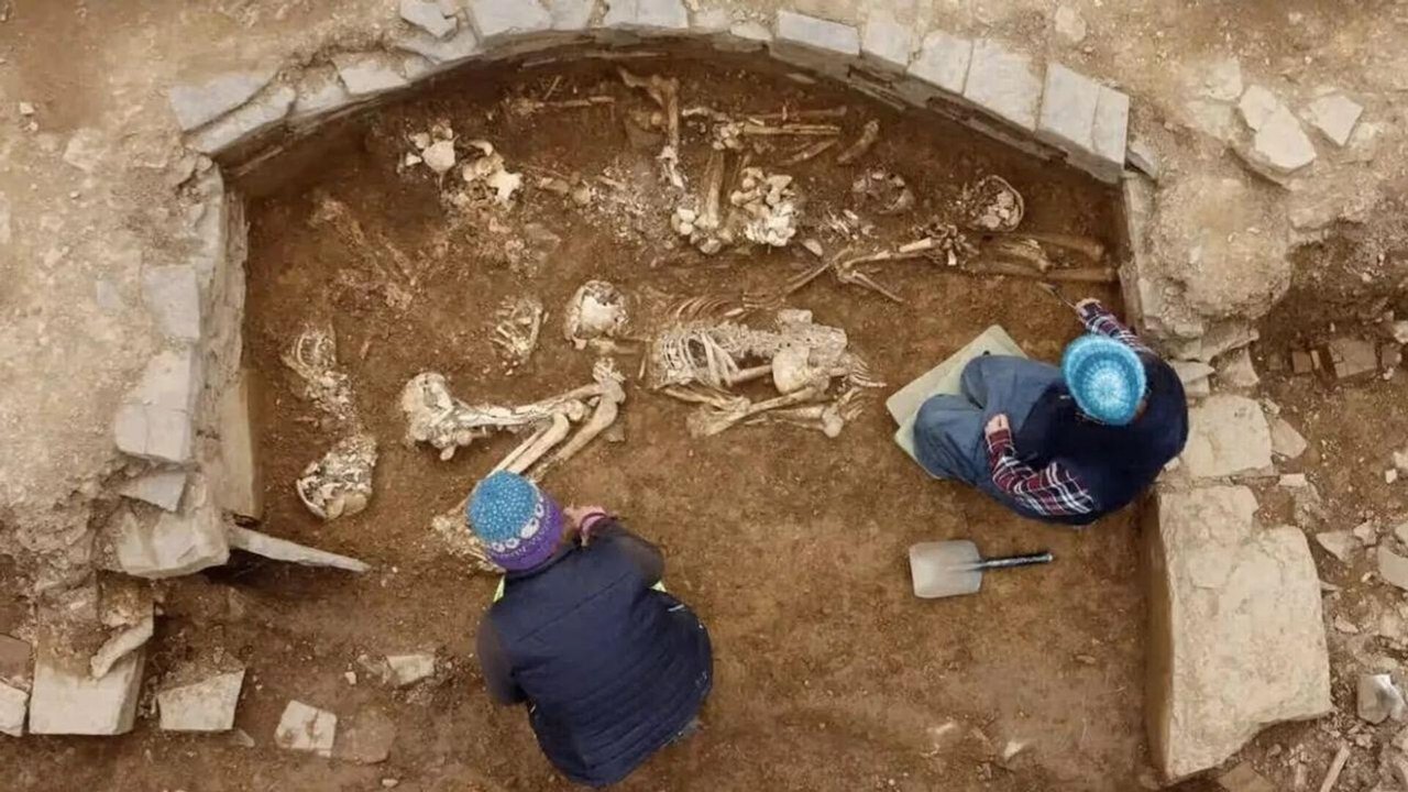 Arqueólogos revelam detalhes de túmulo de menino da nobreza do século VII achado na Alemanha