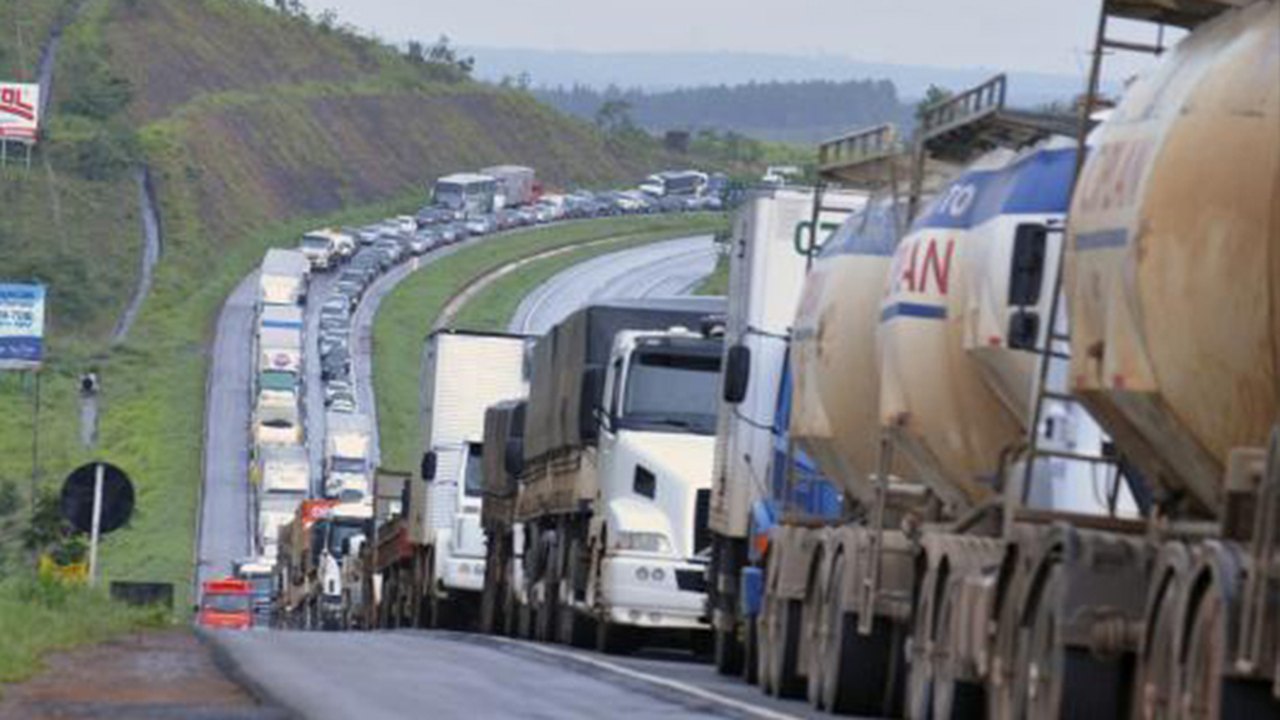 PRF registra 48 manifestações de caminhoneiros em 11 estados