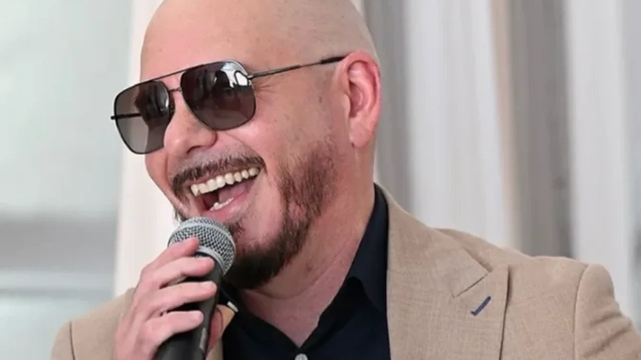 Pitbull quebra recorde do 'Guinness' ao reunir 22 mil pessoas com toucas carecas