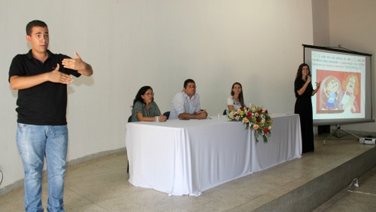 Uso e ensino da Libras são debatidos em encontro em Arapiraca