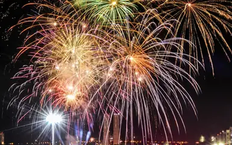 Fogos de artifício atingem público durante inauguração do Natal em cidade do RS