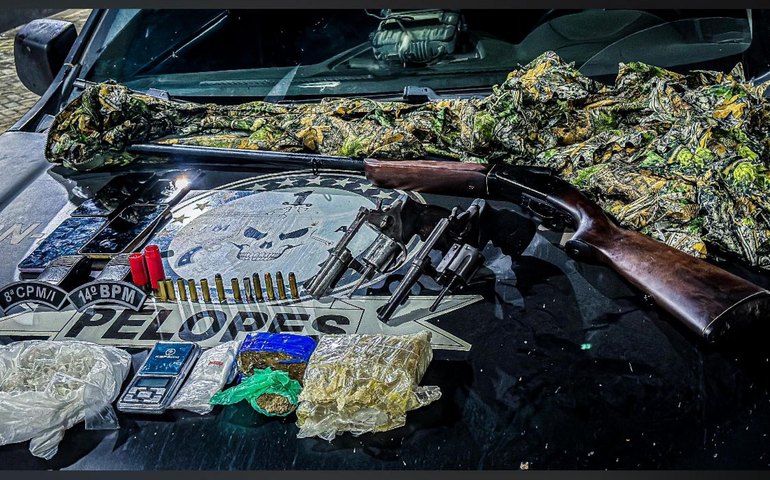 Após ser recebida a tiros, PM apreende cinco armas de fogo e materiais ilícitos em Porto de Pedras