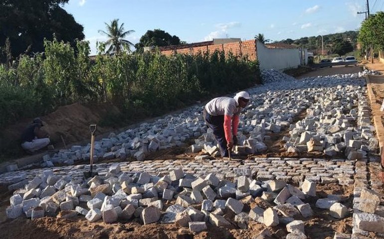 Prefeitura de Arapiraca retoma obra de pavimentação na Avenida Pio XII, na Massaranduba