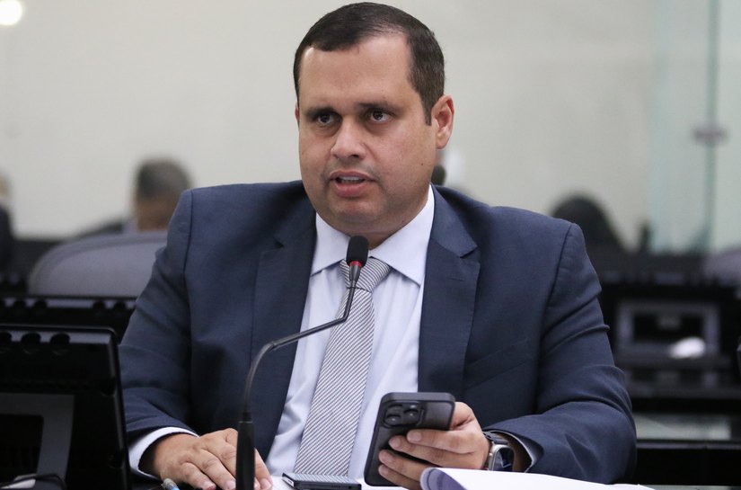 Deputado Fernando Pereira solicita reforma em escola de Campo Alegre
